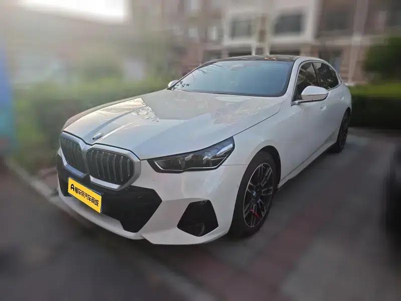 2025 BMW 5 Series 530Li xDrive M Sport Package — миниатюра 1