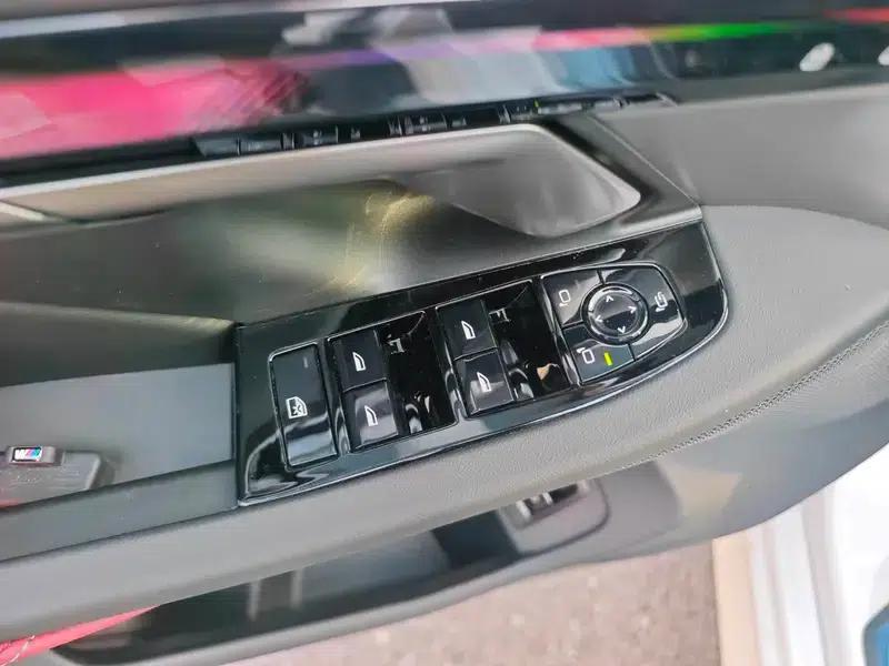 2025 BMW 5 Series 530Li xDrive M Sport Package — миниатюра 15