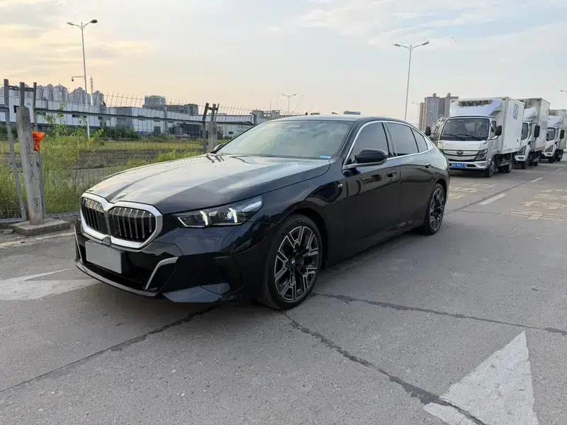 2025 BMW 5 Series Facelift 530Li Luxury M Sport Package — миниатюра 1