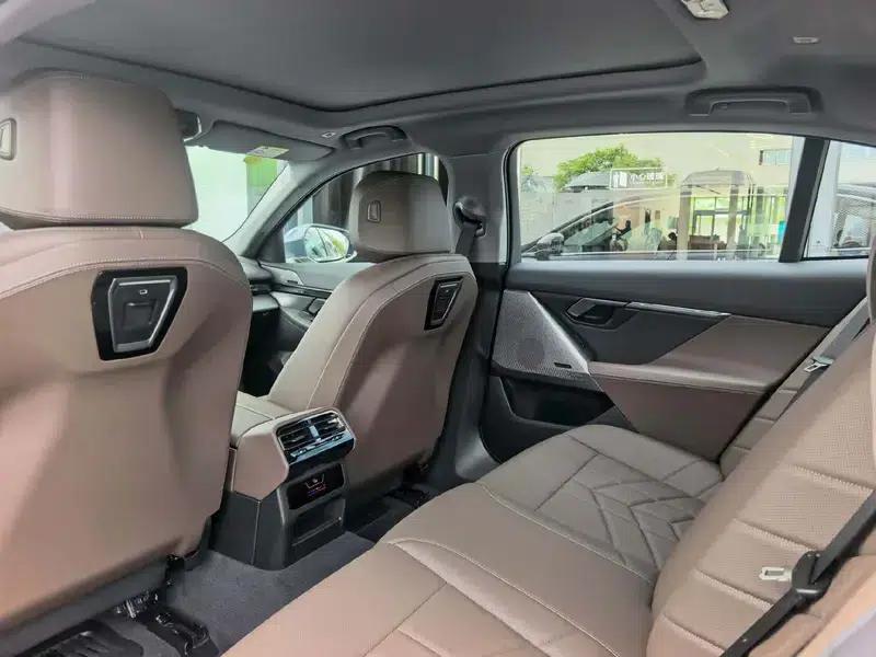 2024 BMW 5 Series 530Li Leading Edition M Sport Package — миниатюра 9