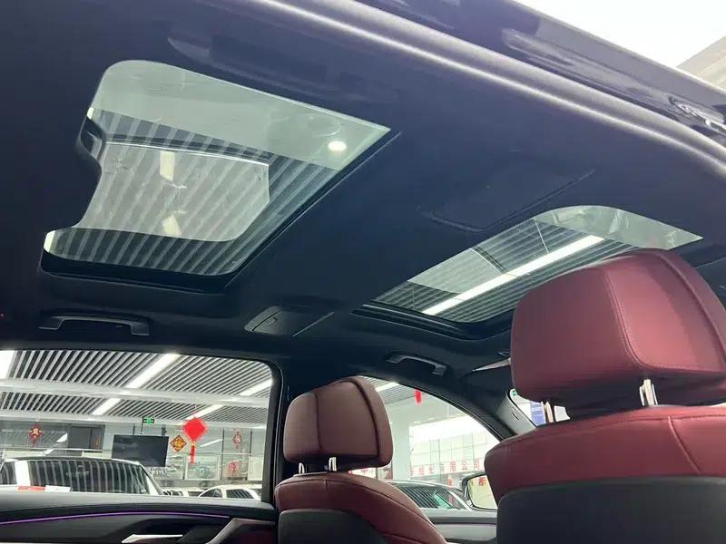 2022 BMW 5 Series 530Li Luxury M Sport Package — миниатюра 26