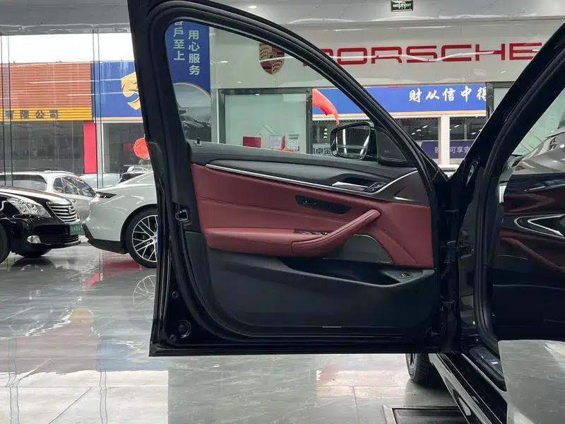 2022 BMW 5 Series 530Li Luxury M Sport Package — миниатюра 27