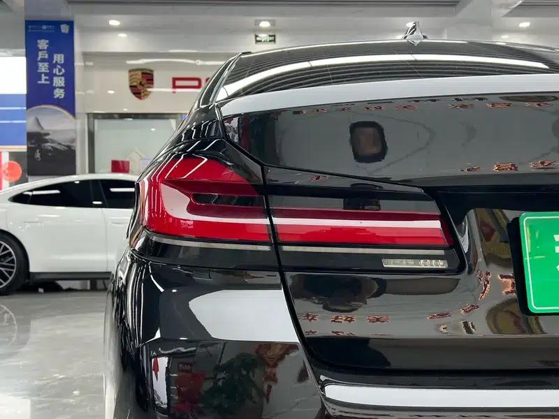 2022 BMW 5 Series 530Li Luxury M Sport Package — миниатюра 10