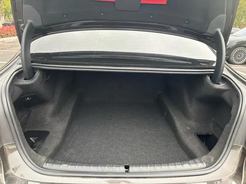 2019 BMW 5 Series 530Li Leading Edition M Sport Package — миниатюра 17