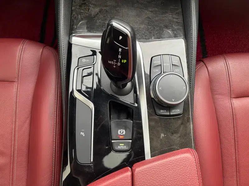 2019 BMW 5 Series 530Li Leading Edition M Sport Package — миниатюра 7