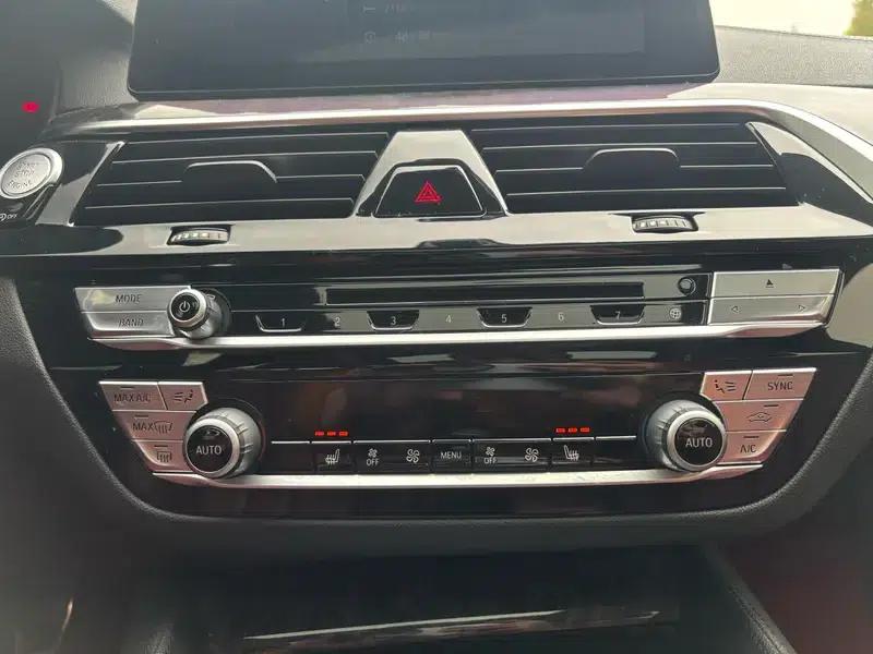 2019 BMW 5 Series 530Li Leading Edition M Sport Package — миниатюра 8
