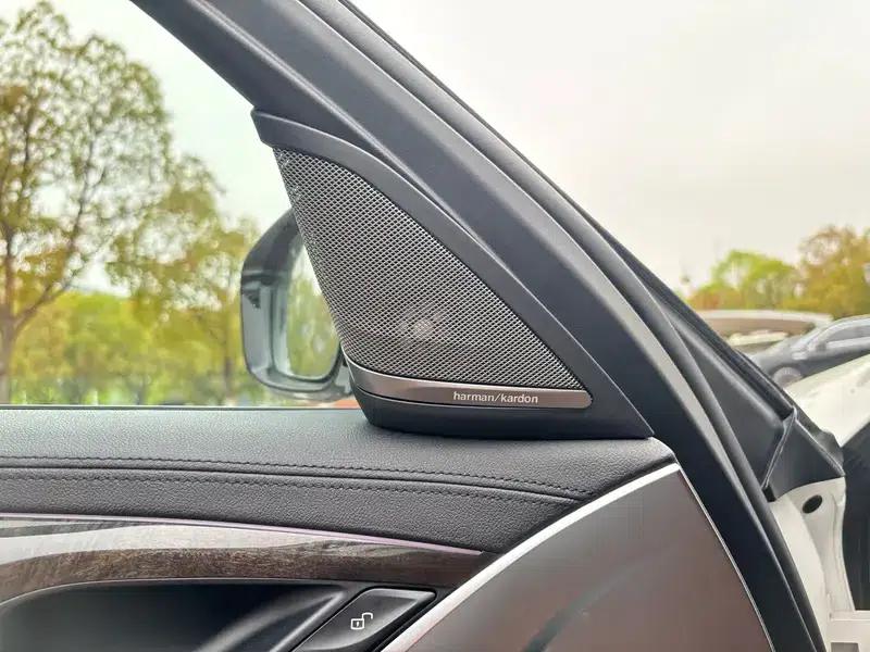 2018 BMW 5 Series 530Li Luxury M Sport Package — миниатюра 8