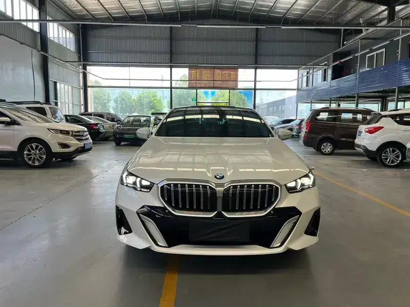 2025 BMW 5 Series 530Li Leading Edition M Sport Package — миниатюра 2
