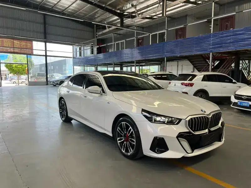 2025 BMW 5 Series 530Li Leading Edition M Sport Package — миниатюра 3