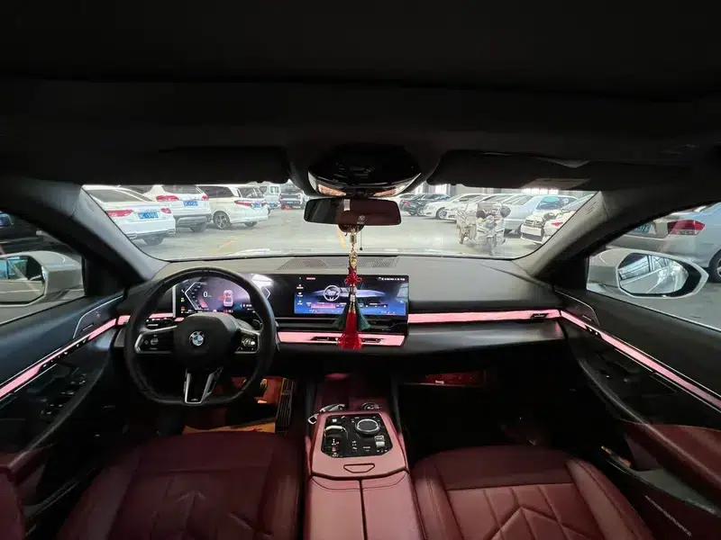2025 BMW 5 Series 530Li Leading Edition M Sport Package — миниатюра 7