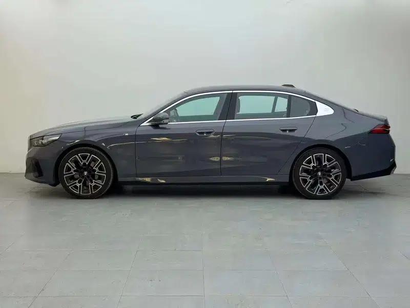 2024 BMW 5 Series 530Li Luxury M Sport Package — миниатюра 3