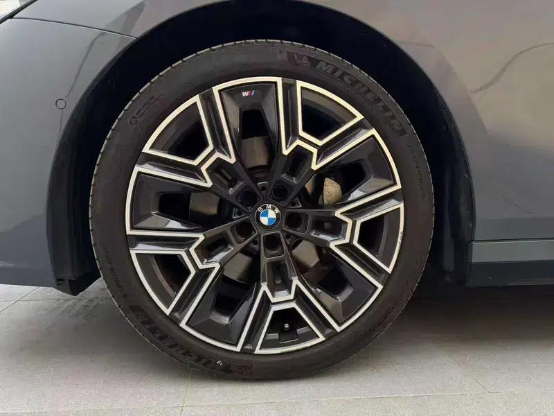 2024 BMW 5 Series 530Li Luxury M Sport Package — миниатюра 10