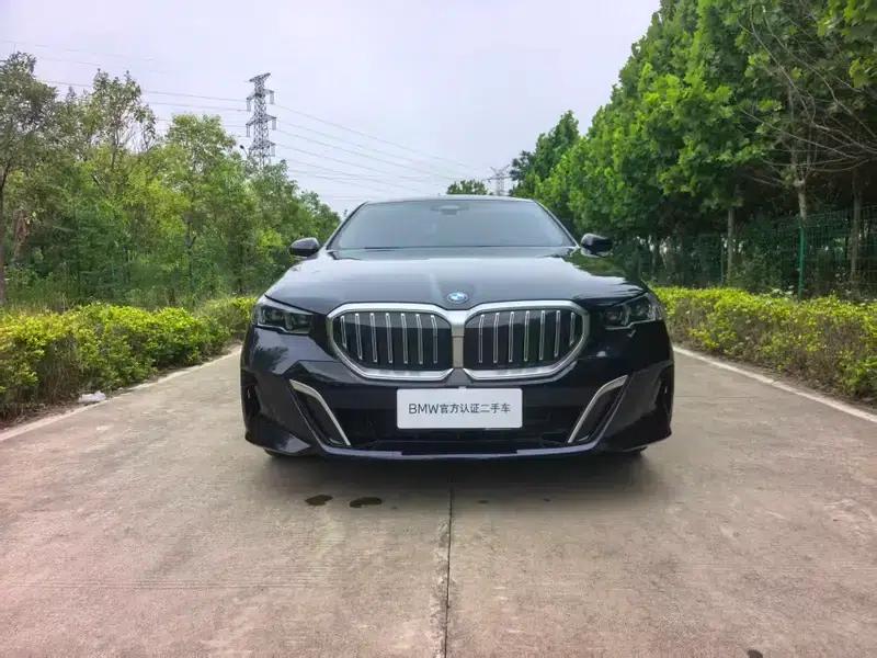 2024 BMW 5 Series 525Li M Sport Package — миниатюра 2