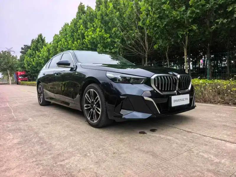 2024 BMW 5 Series 525Li M Sport Package — миниатюра 3