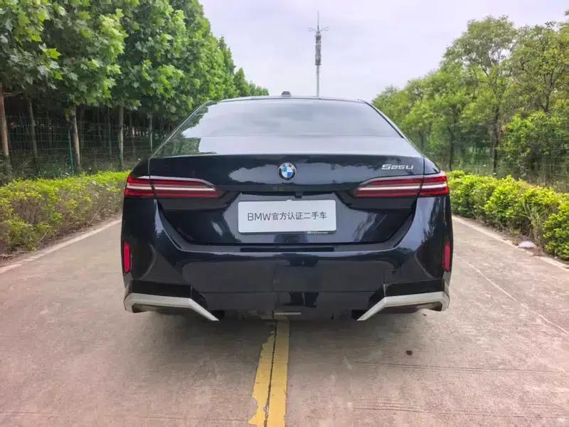 2024 BMW 5 Series 525Li M Sport Package — миниатюра 5