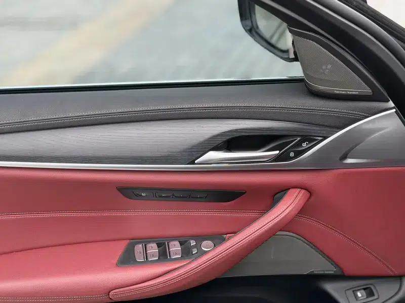 2021 BMW 5 Series 530Li Luxury M Sport Package — миниатюра 16