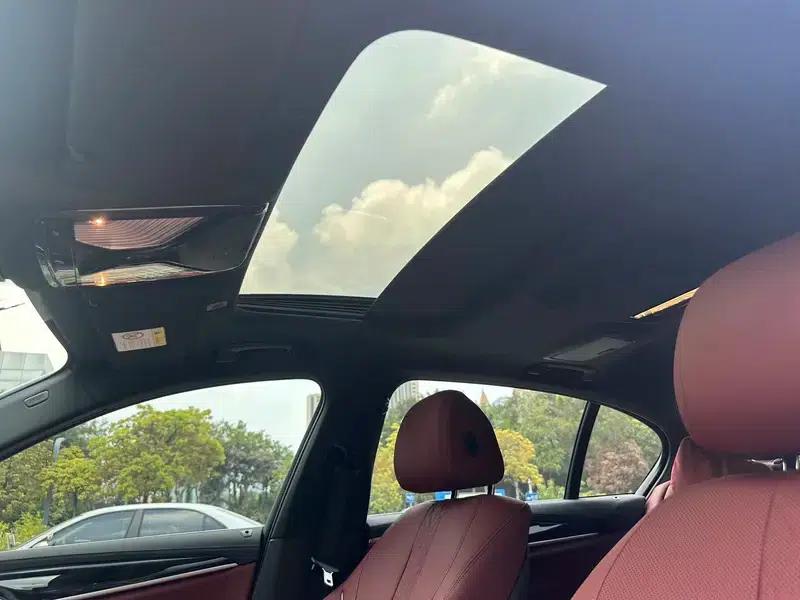 2021 BMW 5 Series 525Li M Sport Package — миниатюра 12