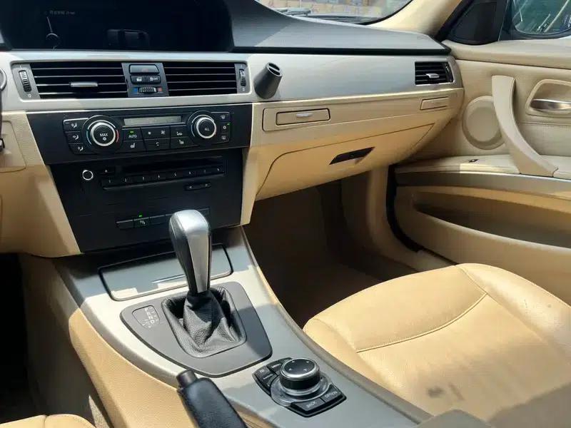 BMW 3 Series 2009 320i Luxury — миниатюра 10