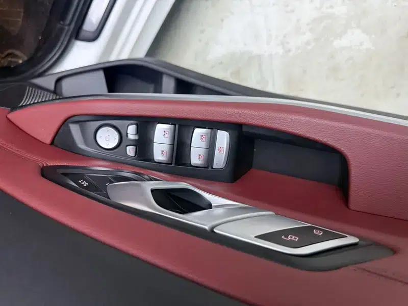 2023 BMW 3 Series 320Li M Sport Package — миниатюра 10