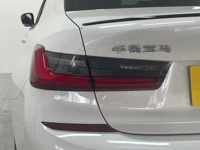 2022 BMW 3 Series 330i M Sport Shadow Edition — миниатюра 13
