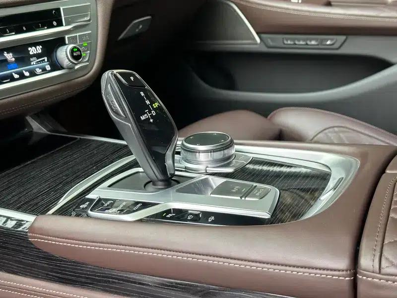 2021 BMW 7 Series 740Li Leading Edition M Sport Package — миниатюра 11