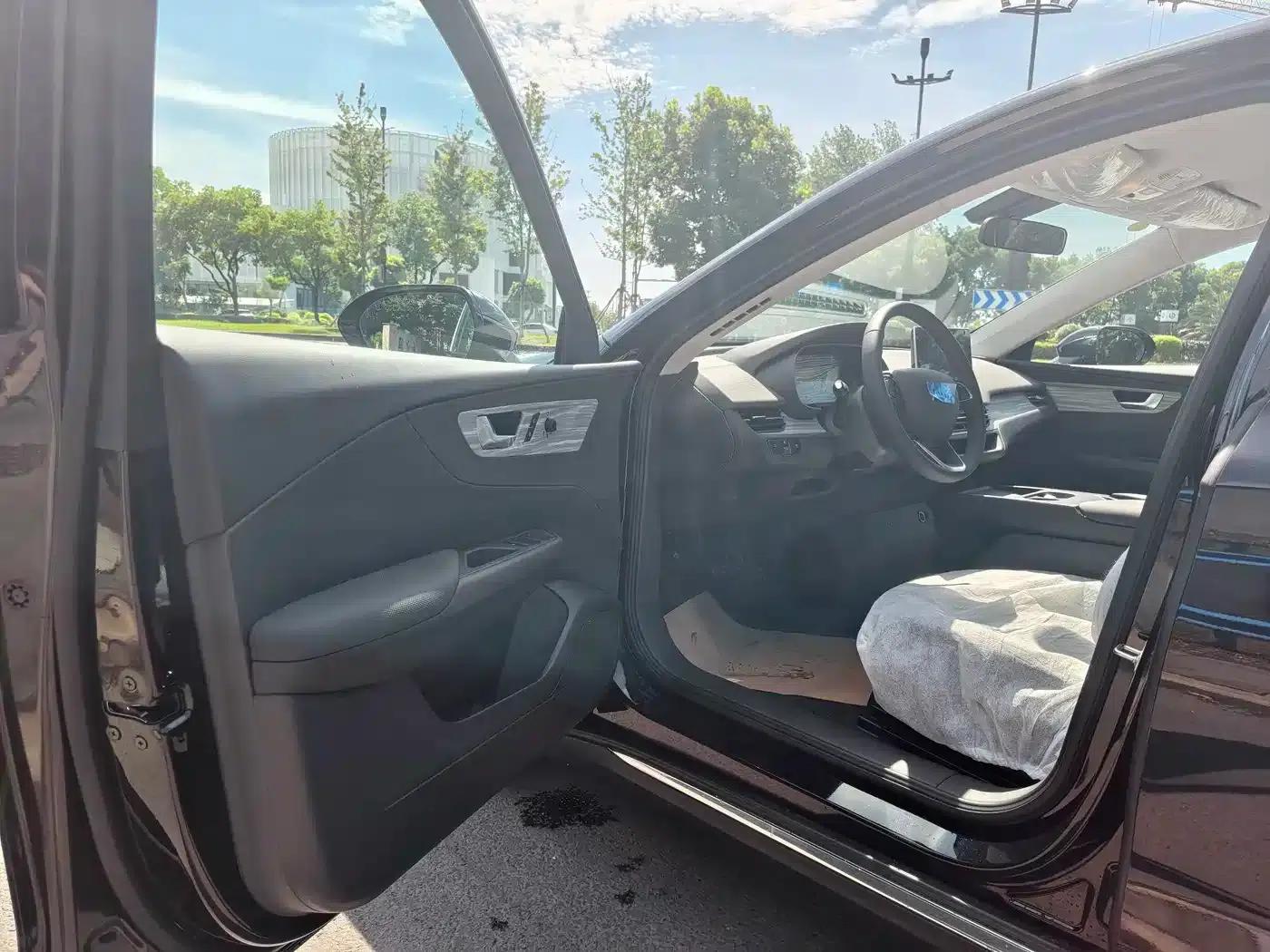 Hongqi E-QM5 2025 500km Travel Edition — миниатюра 9