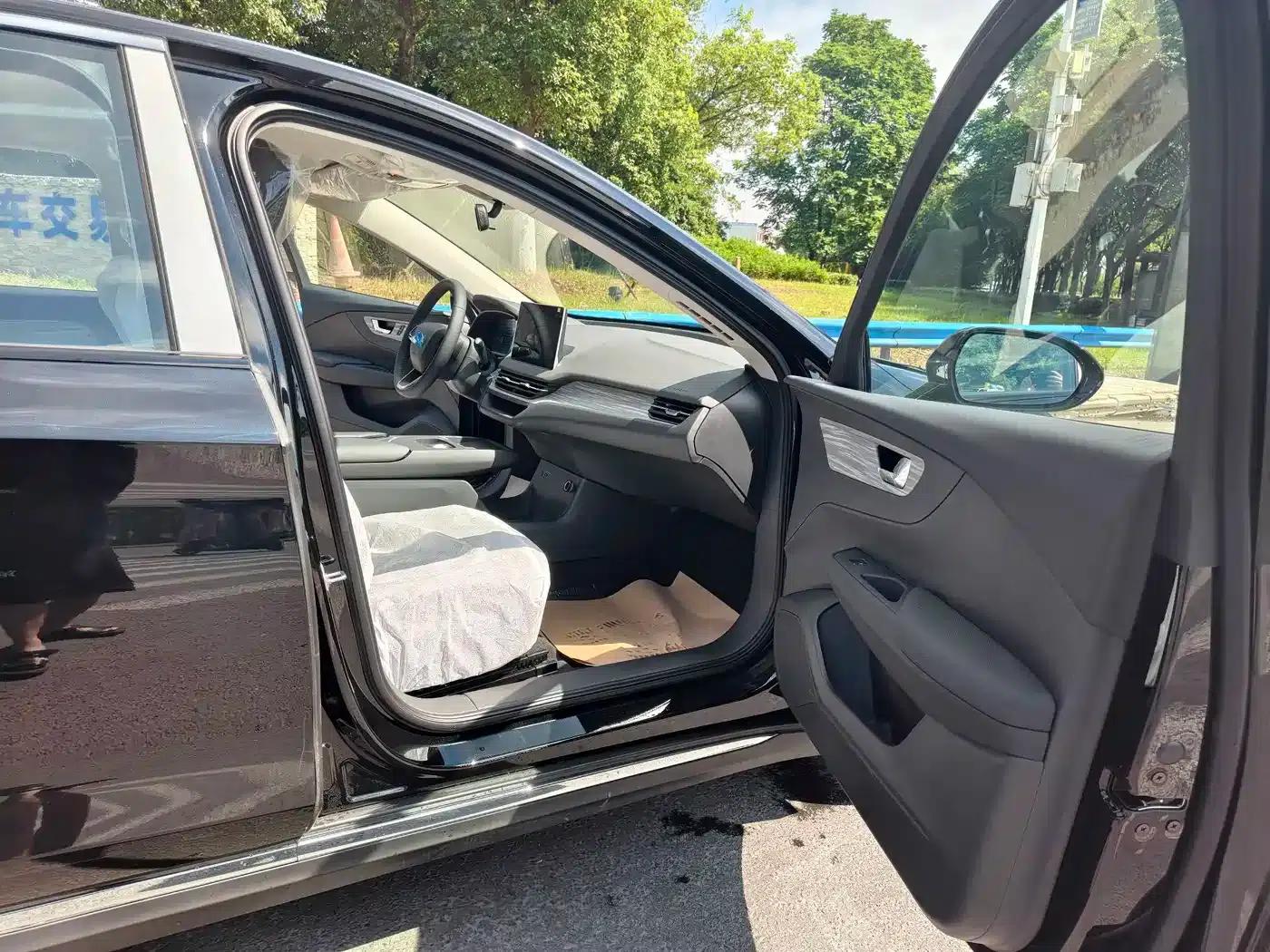 Hongqi E-QM5 2025 500km Travel Edition — миниатюра 10