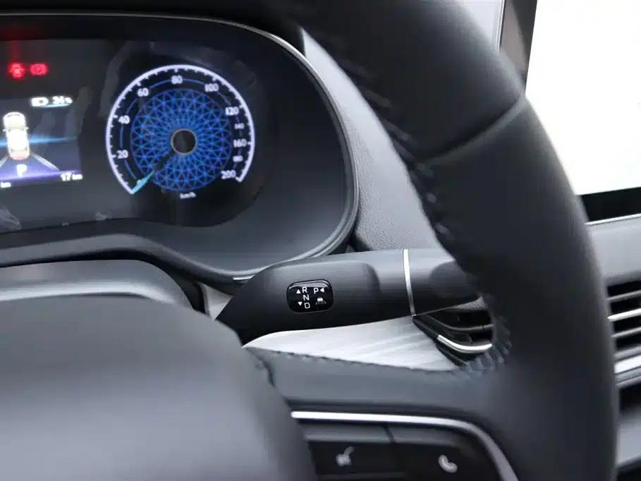 Hongqi E-QM5 2025 500km Travel Edition — миниатюра 8