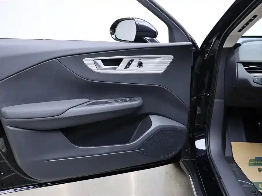 Hongqi E-QM5 2025 500km Travel Edition — миниатюра 10