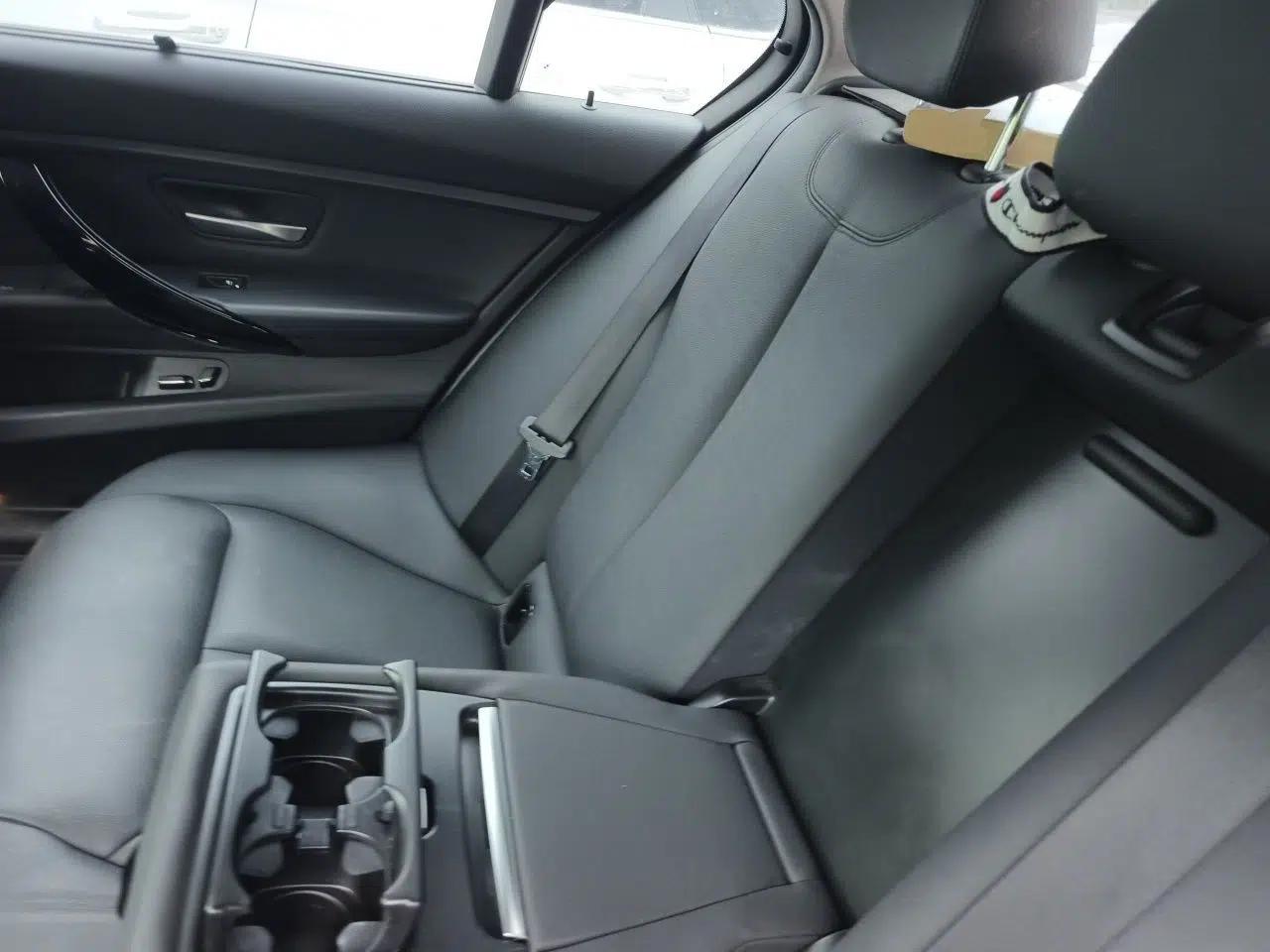 BMW 3 Series 2016 320Li Ambition Model — миниатюра 17