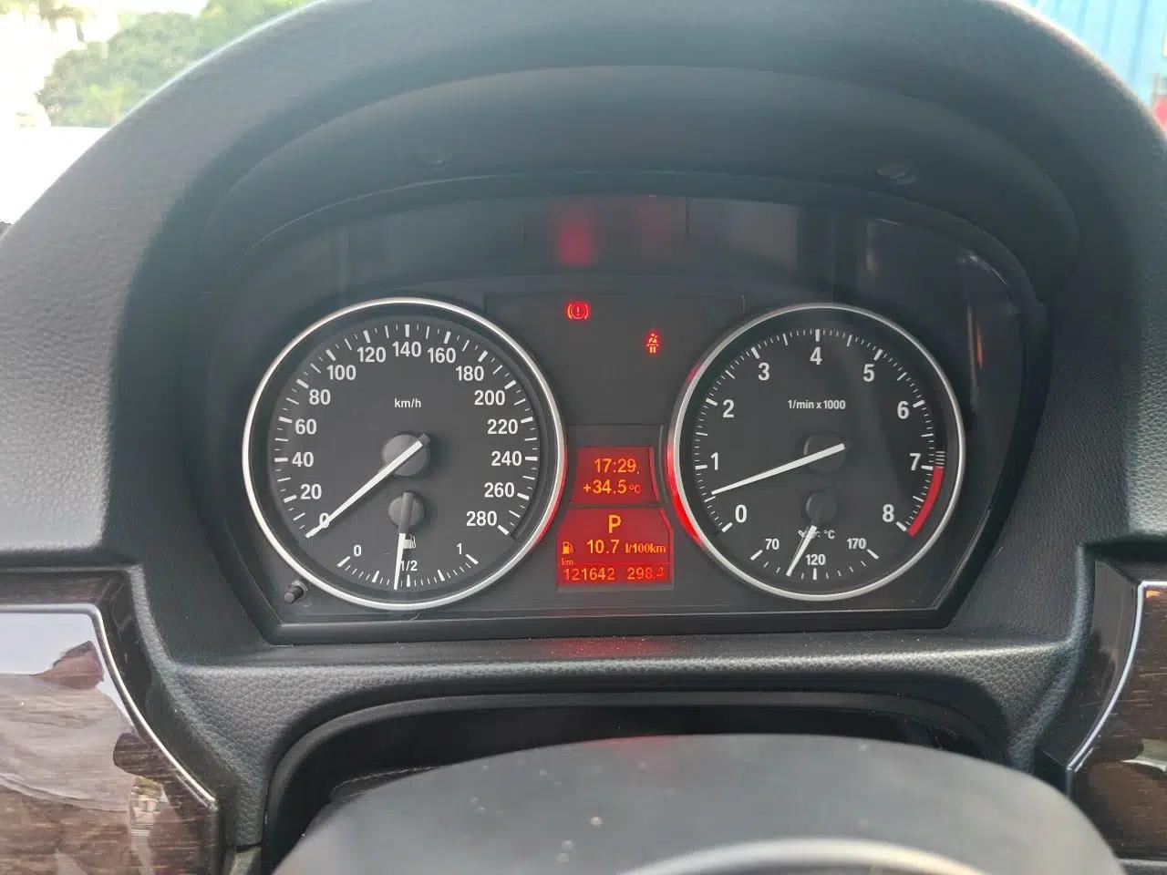 BMW 3 Series 2011 330i two-door coupe — миниатюра 11