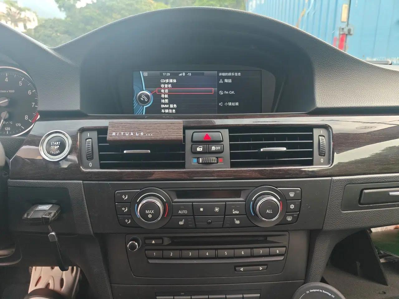 BMW 3 Series 2011 330i two-door coupe — миниатюра 13
