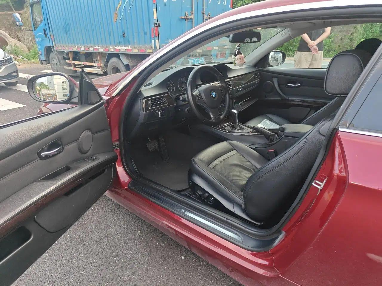 BMW 3 Series 2011 330i two-door coupe — миниатюра 16