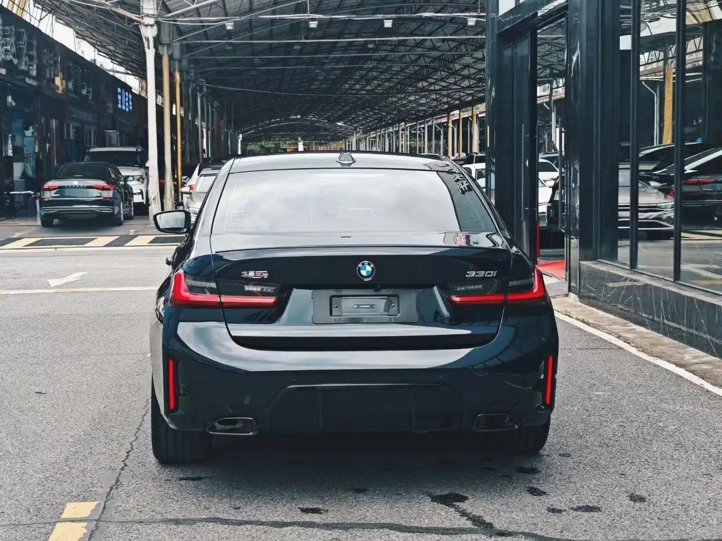 BMW 3 Series 2025 330i M Sport Night Edition Package — миниатюра 5