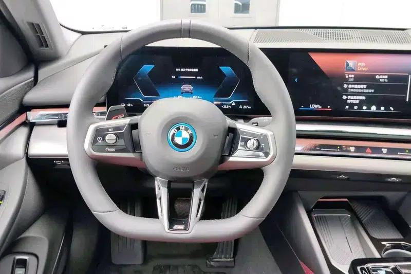 BMW i5 2025 eDrive35L M Sport Package — миниатюра 12
