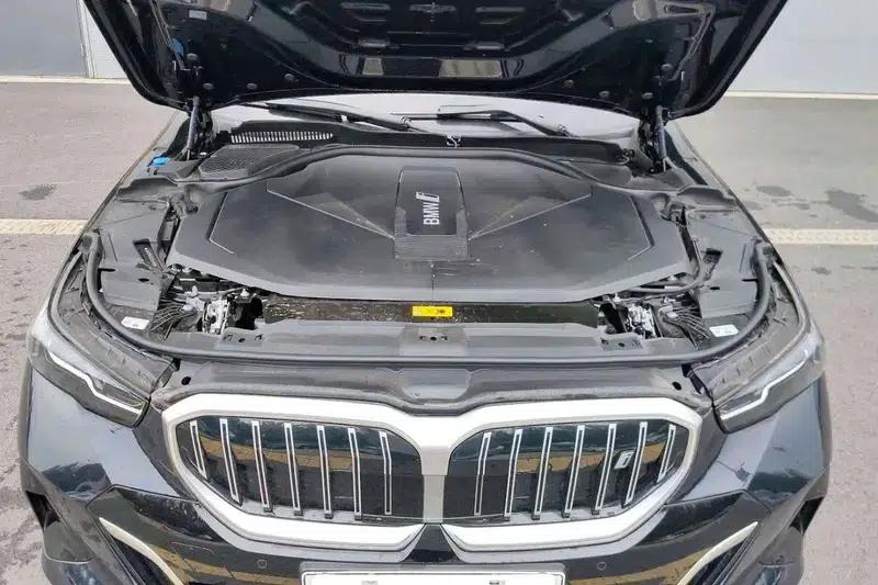 BMW i5 2025 eDrive35L M Sport Package — миниатюра 6