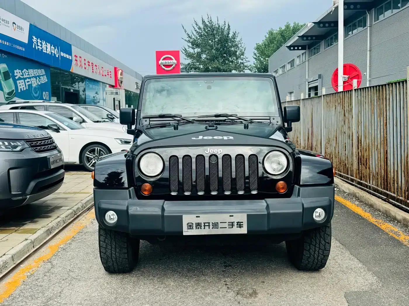 2012 Jeep Wrangler 3.6L Sahara 4-Door — миниатюра 2