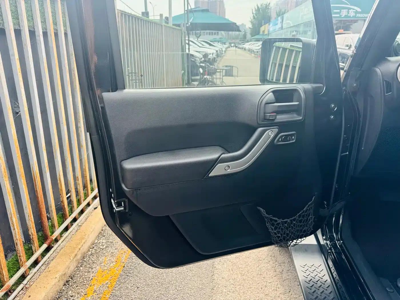 2012 Jeep Wrangler 3.6L Sahara 4-Door — миниатюра 11