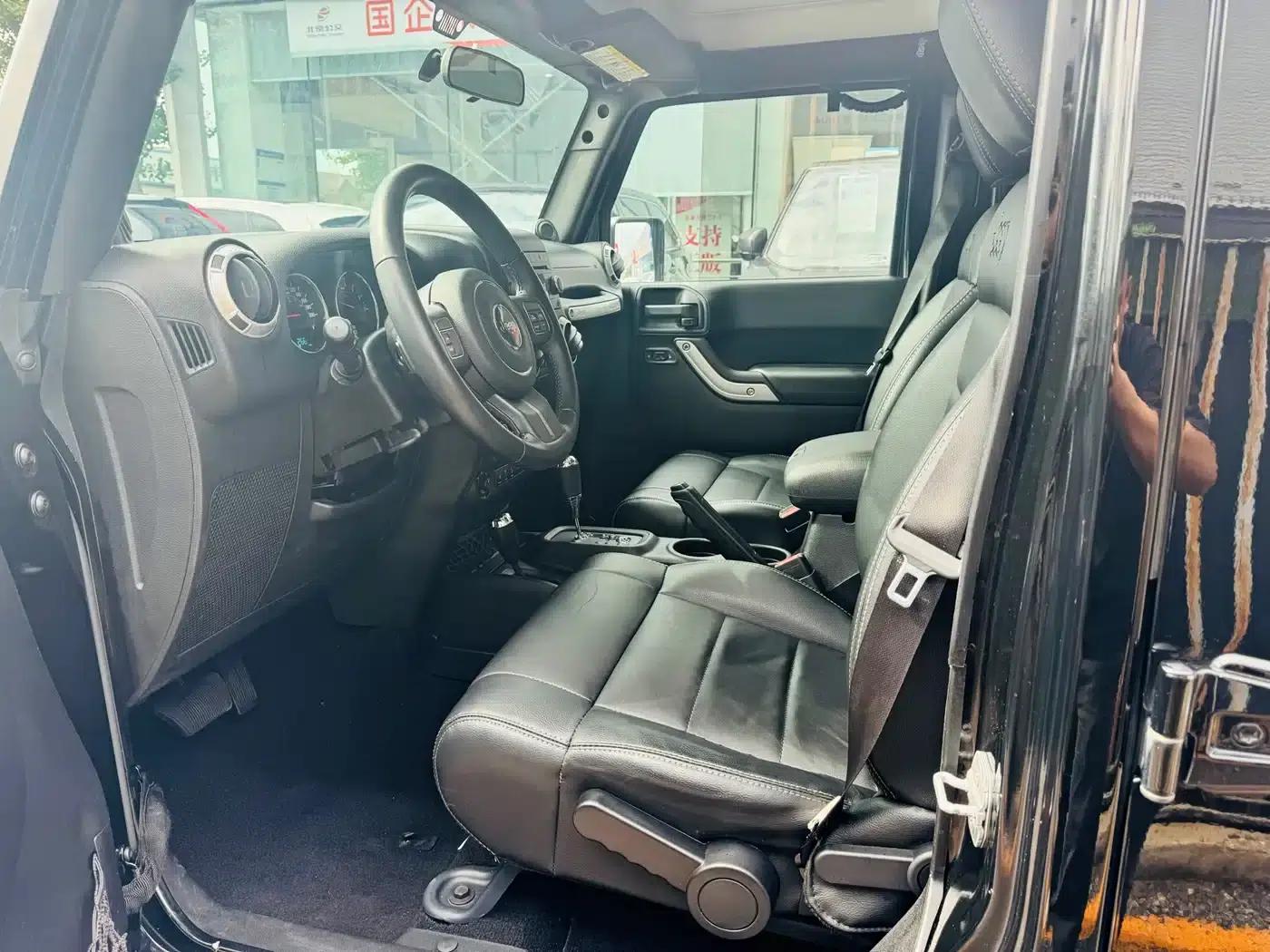 2012 Jeep Wrangler 3.6L Sahara 4-Door — миниатюра 12