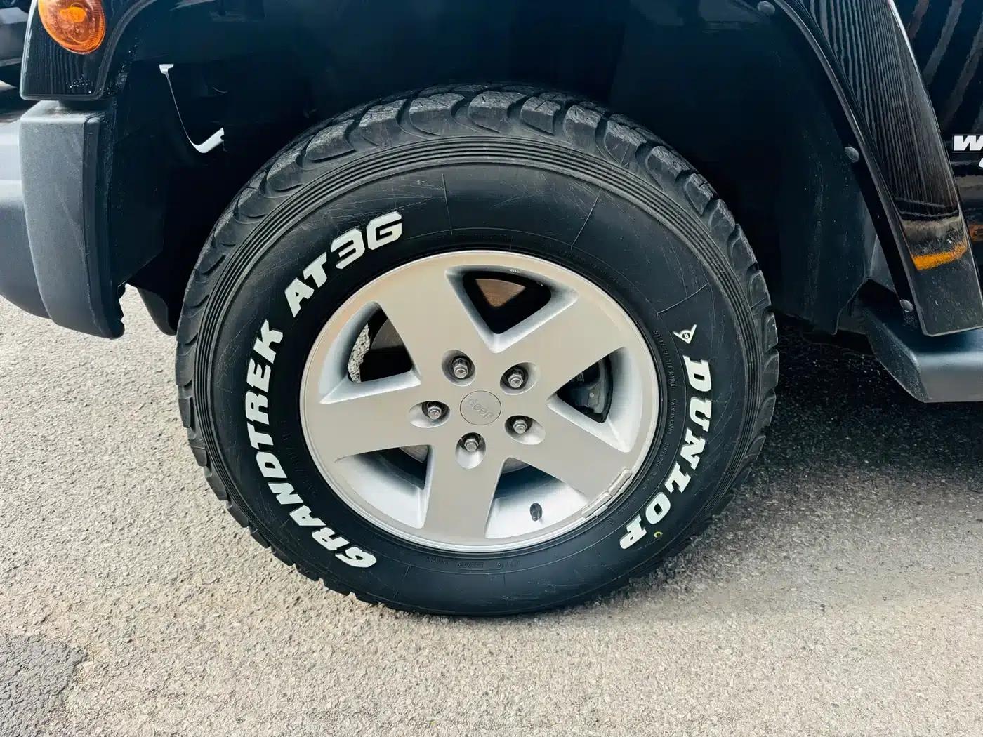 2012 Jeep Wrangler 3.6L Sahara 4-Door — миниатюра 13
