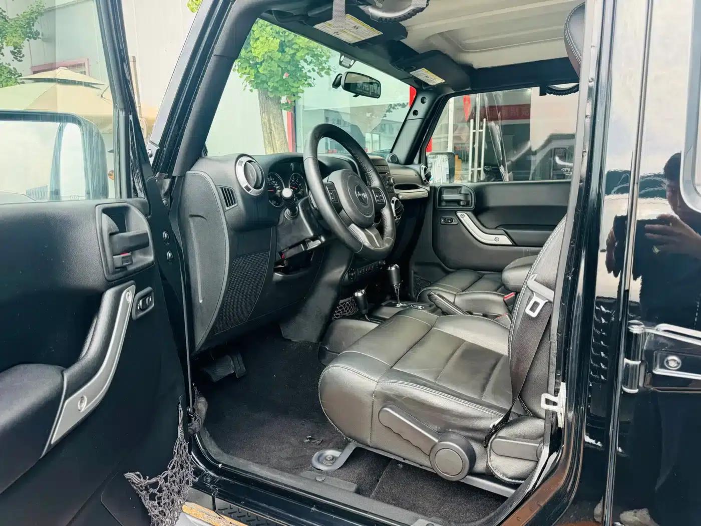2012 Jeep Wrangler 3.6L Sahara 4-Door — миниатюра 16