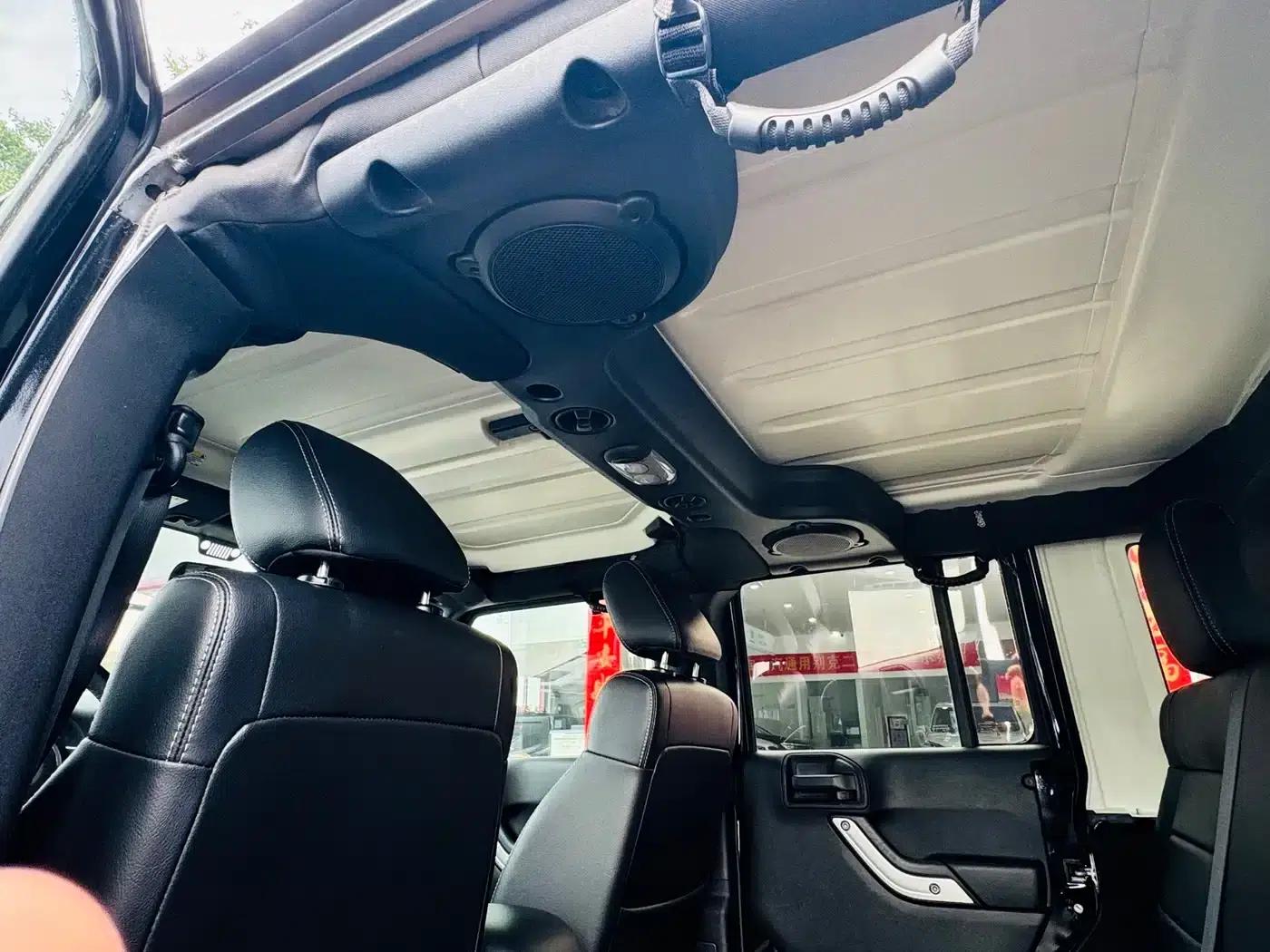 2012 Jeep Wrangler 3.6L Sahara 4-Door — миниатюра 17