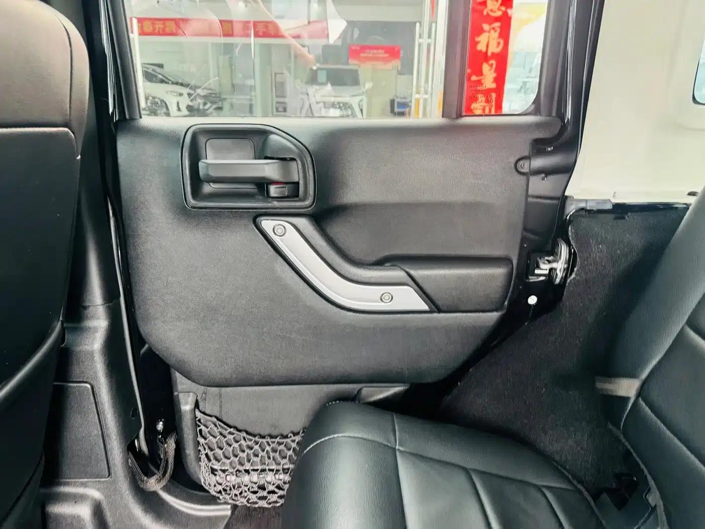 2012 Jeep Wrangler 3.6L Sahara 4-Door — миниатюра 18