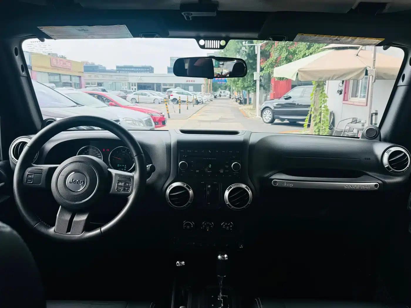 2012 Jeep Wrangler 3.6L Sahara 4-Door — миниатюра 19