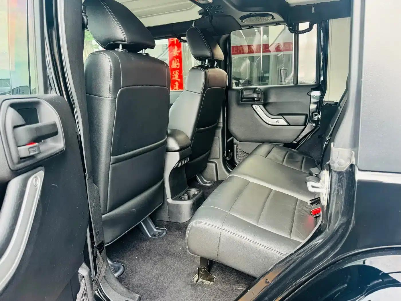 2012 Jeep Wrangler 3.6L Sahara 4-Door — миниатюра 20