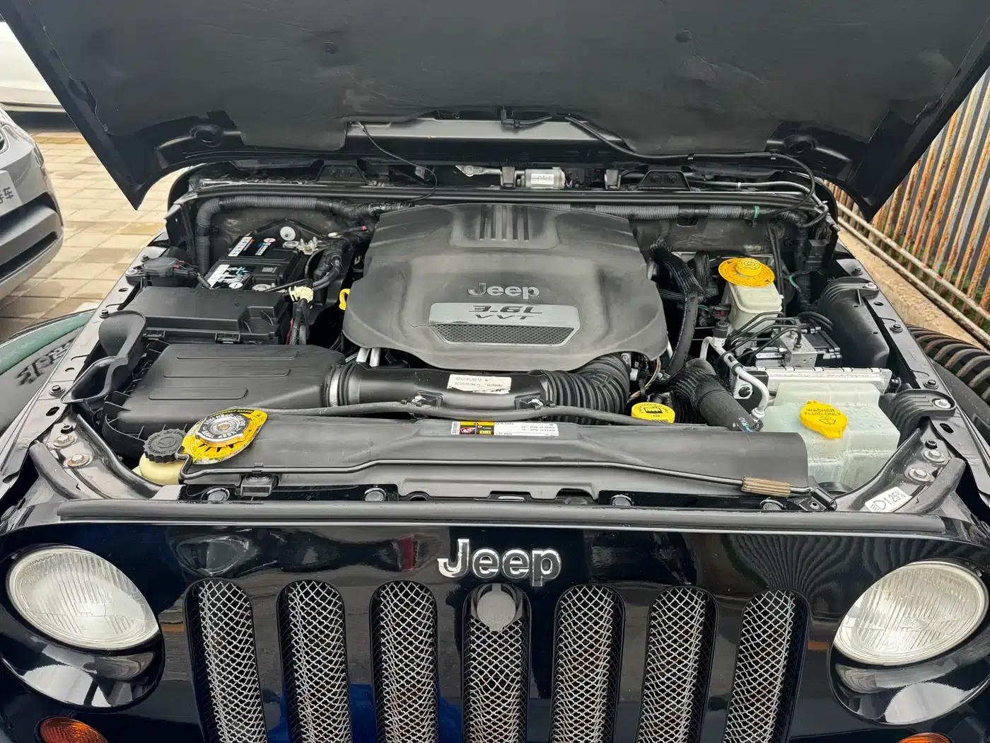 2012 Jeep Wrangler 3.6L Sahara 4-Door — миниатюра 3