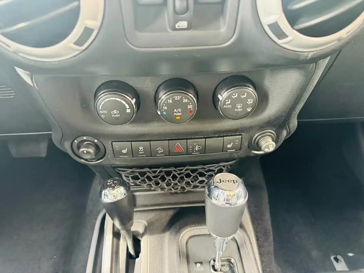 2012 Jeep Wrangler 3.6L Sahara 4-Door — миниатюра 21