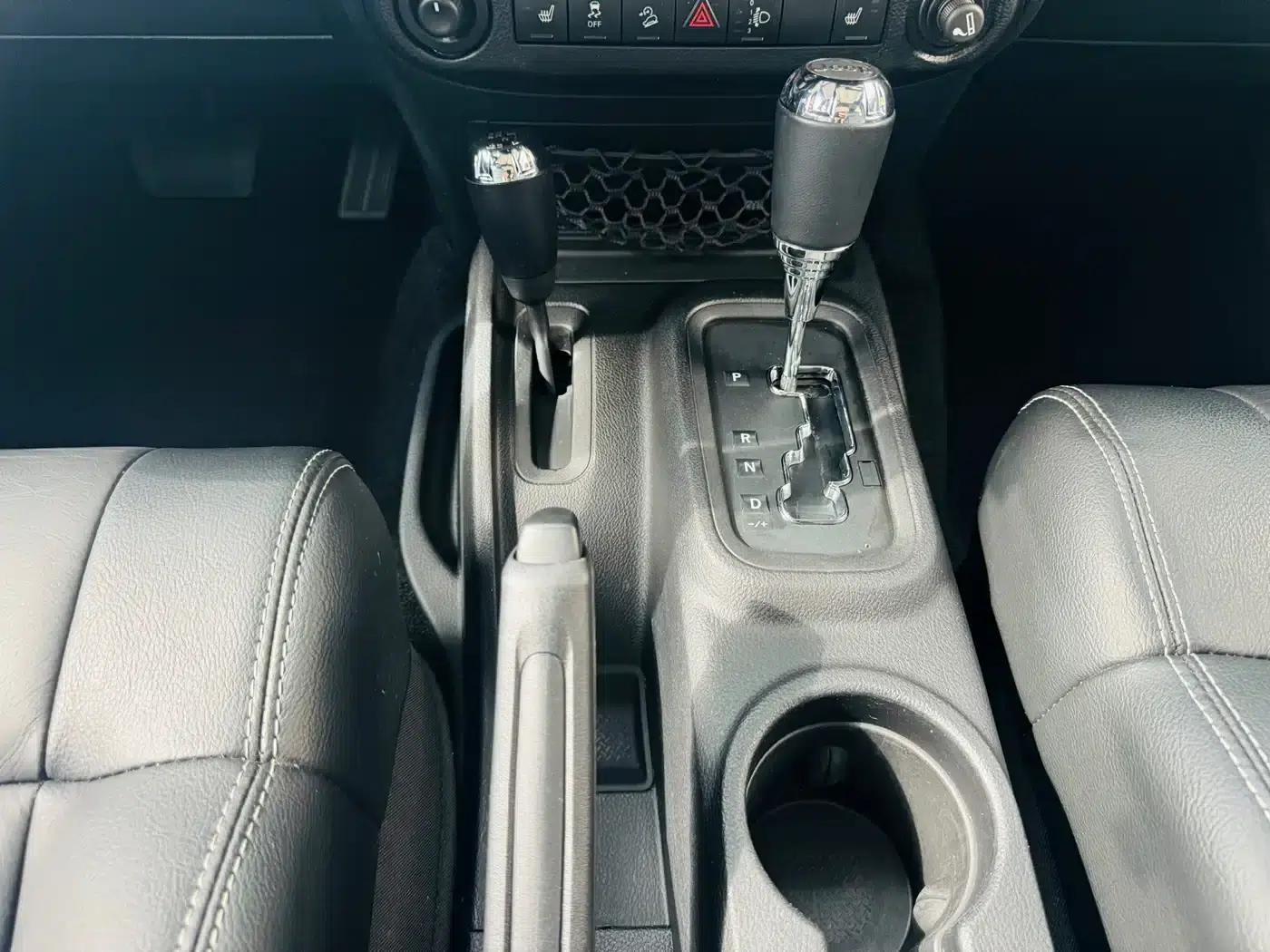 2012 Jeep Wrangler 3.6L Sahara 4-Door — миниатюра 22