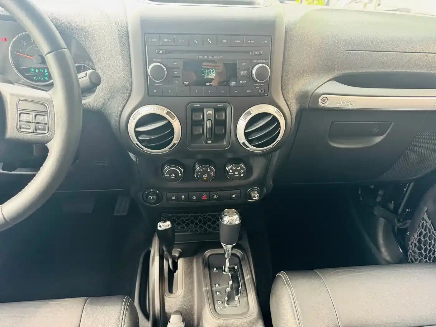 2012 Jeep Wrangler 3.6L Sahara 4-Door — миниатюра 23