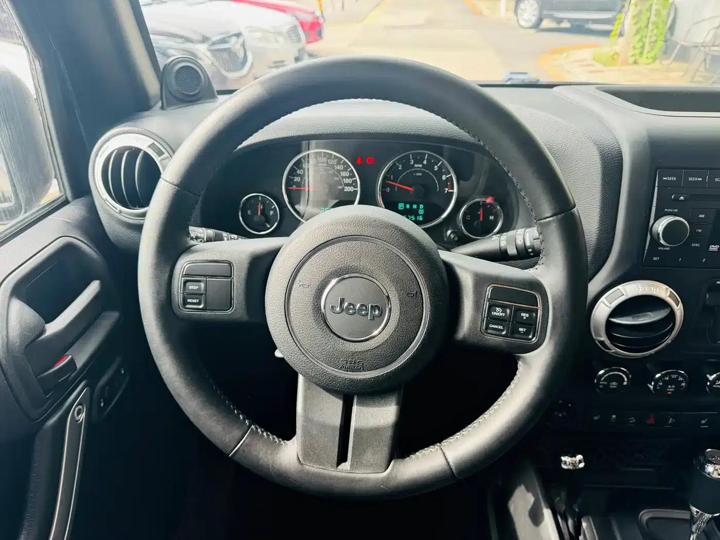 2012 Jeep Wrangler 3.6L Sahara 4-Door — миниатюра 25